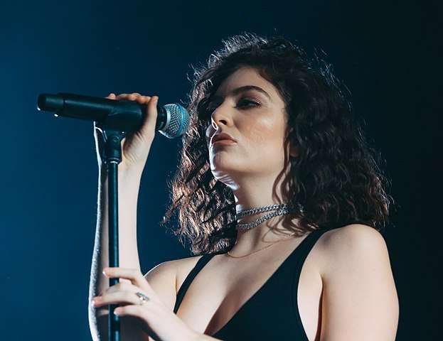 What's Lorde's sexuality? Is she gay, straight, or bisexual? 