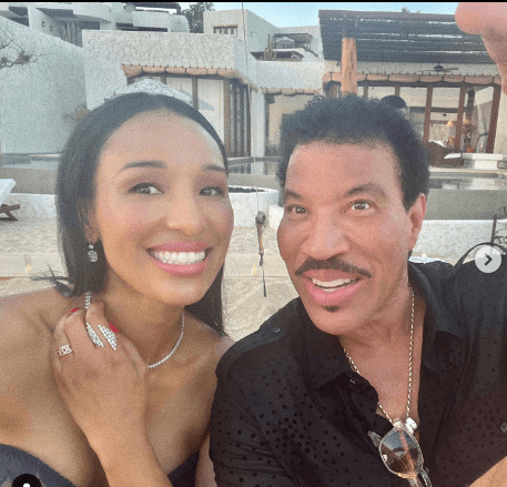Lionel Richie with his present dating partner Lisa Parigi. But still some people think he's gay. 