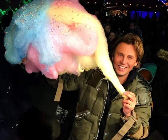 Let's see whether Jonathan Cheban is gay or not.
